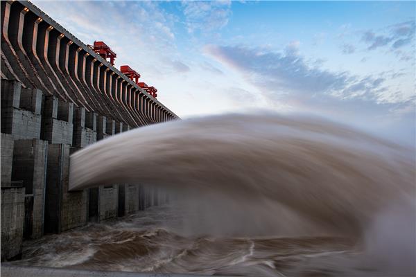  الفيضان الثاني للصين وهو يعبر «سد الخوانق الثلاثة»
