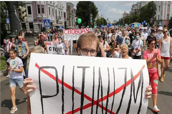 عشرات الآلاف يشاركون في احتجاج مناهض لبوتين في أقصى الشرق الروسي