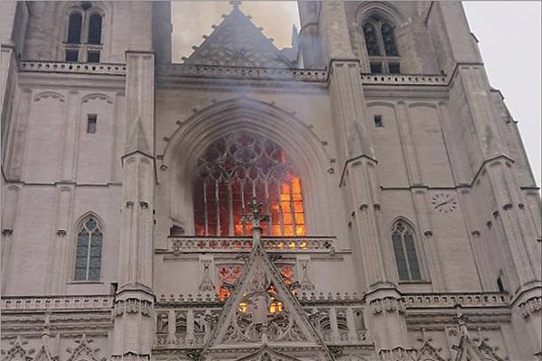 صورة لحريق الكاتدرائية