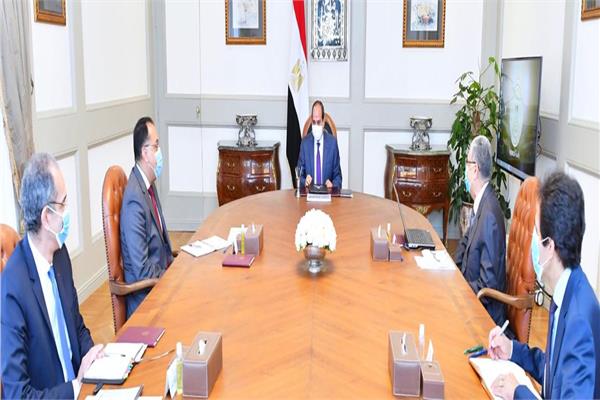 الرئيس عبدالفتاح السيسي مع رئيس الوزراء ووزيري الكهرباء والاتصالات