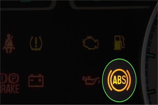 علامة «ABS» في السيارة