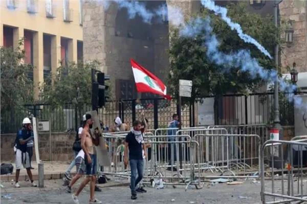 المتظاهرون اللبنانيون يقتحمون وزارة الاقتصاد ويشعلون النار بشاحنة بوسط بيروت