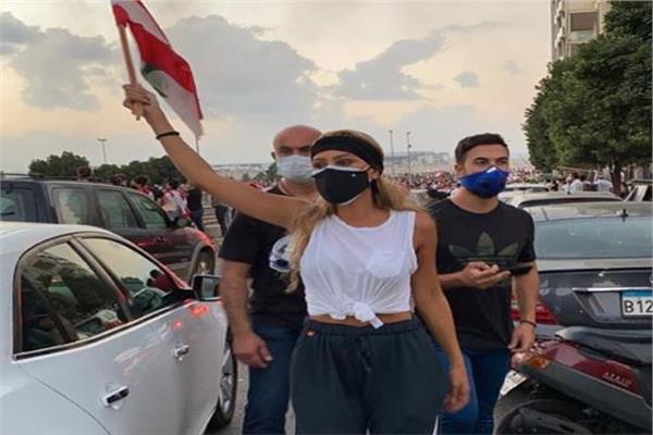 مايا دياب تشارك في احتجاجات لبنان