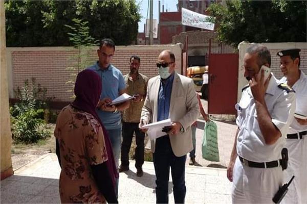 رئيس مركز ومدينة الإسماعيلية يتفقد اللجان الانتخابية بقرية نفيشة