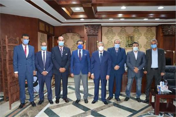 محافظ المنيا يستقبل رئيس الاتحاد المصري للميني فوتبول 