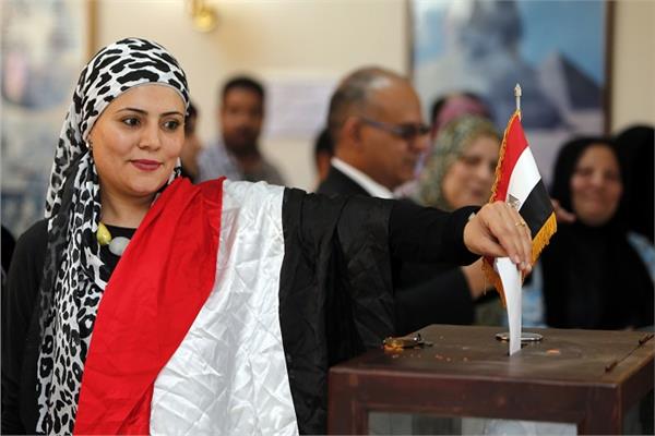 مصرية تدلي بصوتها في انتخابات 