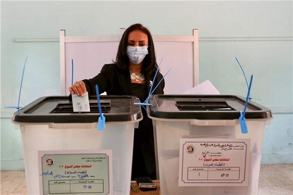 مايا مرسي تدلي بصوتها فى إنتخابات مجلس الشيوخ ٢٠٢٠ 