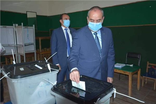 وزير الطيران المدنى يدلي بصوته في انتخابات مجلس الشيوخ