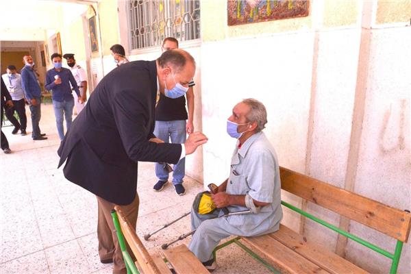 محافظ أسيوط يصطحب مسن للإدلاء بصوته في انتخابات مجلس الشيوخ  