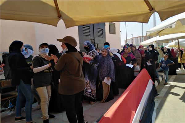 سيدات حي الاسمرات تشارك في اليوم الثاني في انتخابات مجلس الشيوخ ٢٠٢٠