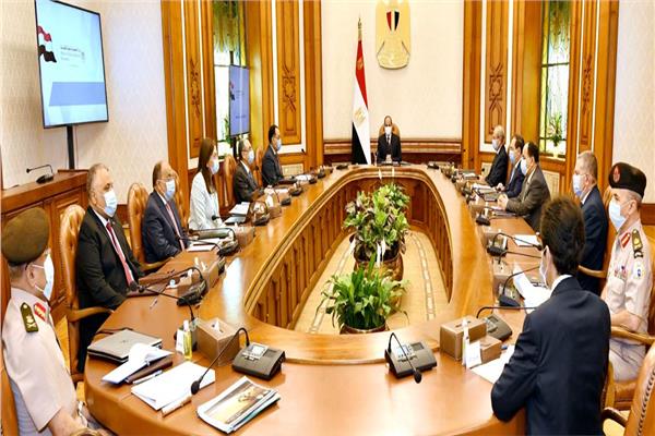 الرئيس السيسي خلال اجتماعه برئيس الوزراء وعدد من الوزراء والمسؤولين