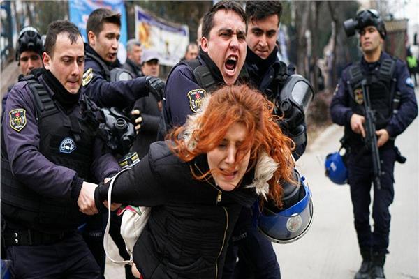 تركيا تعتقل 25 امرأة تظاهرن ضد «حزب أردوغان»