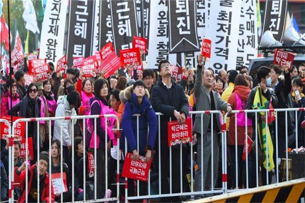 آلاف المحتجين بكوريا الجنوبية ينظمون مسيرة ضد رئيس البلاد