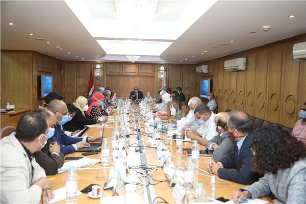 محافظ قنا يجتمع بأعضاء برنامج التنمية المحلية لصعيد مصر