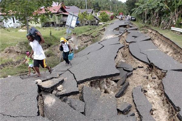 زلزال قوي بالفلبين يودي بحياة شخص ويلحق أضرارا بمركز للحجر الصحي