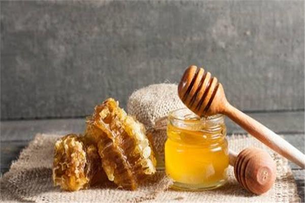 أطباء يؤكدون: العسل أفضل من المضادات الحيوية في علاج هذه الأمراض