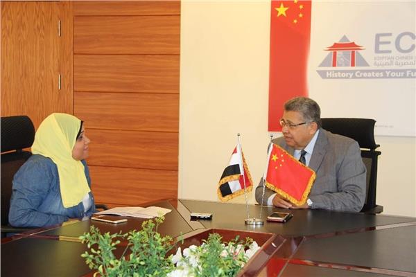 محررة بوابة أخبار اليوم في حوار مع رئيس الجامعة المصرية الصينية