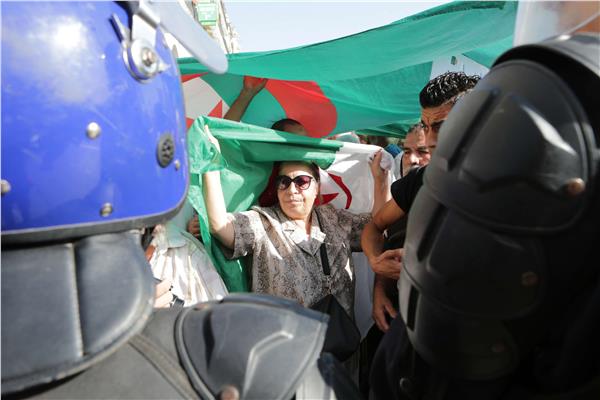 الجزائر تنظم استفتاء على الدستور الجديد أول نوفمبر