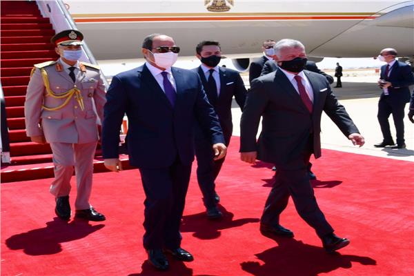 الملك عبد الله يستقبل الرئيس السيسي بمطار عمان