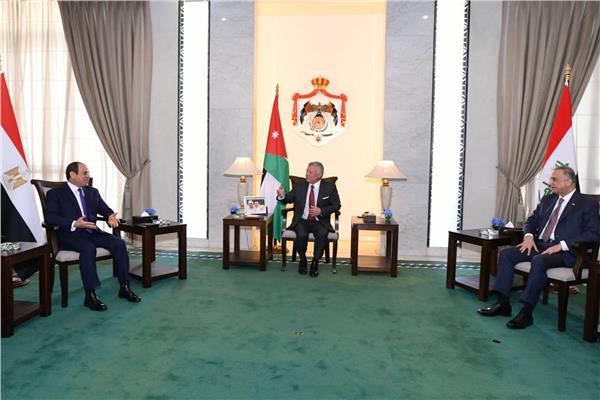 الرئيس السيسي والملك عبد الله ورئيس الوزراء العراقي