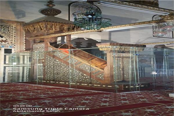 تركيب أول حاجز حماية شفاف حول منبر مسجد السلطان أبو العلا الأثرى
