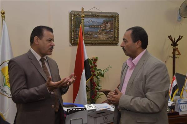 محرر بوابة أخبار اليوم خلال حديثه مع رئيس جامعة الوادي الجديد
