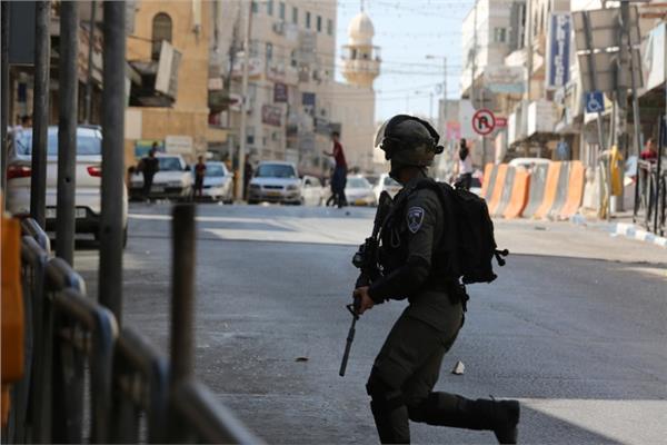 قوات الاحتلال تداهم مستشفى الخليل وعشرات المستوطنين يقتحمون باحات المسجد الأقصى