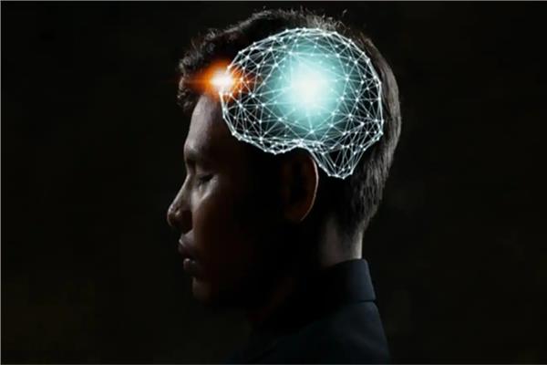صورة الخيال العلمي يتحول لحقيقة.. شريحة ذكية تزرع بالدماغ تعيد القدرة على النطق والحركة