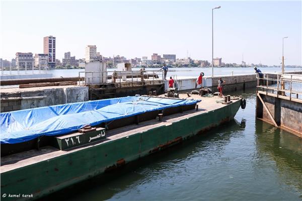 النقل: نقل 2075 طن قمح من ميناء دمياط إلى صوامع إمبابة عبر نهر النيل