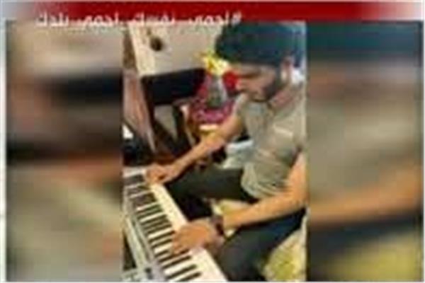 الشاب عمر حسن عازف الموسيقى الكفيف