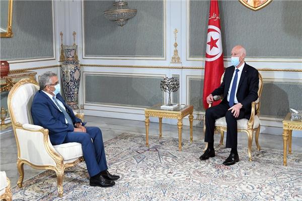 الرئيس التونسي قيس سعيد ووزير العدل محمد بوستة