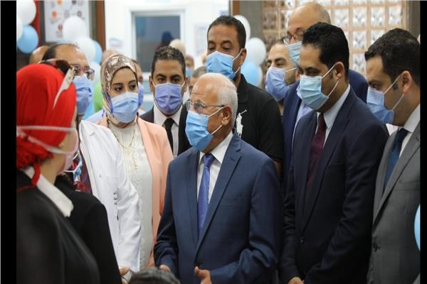 محافظ بورسعيد خلال افتتاح الكلى للأطفال بمستشفى النصر التخصصي
