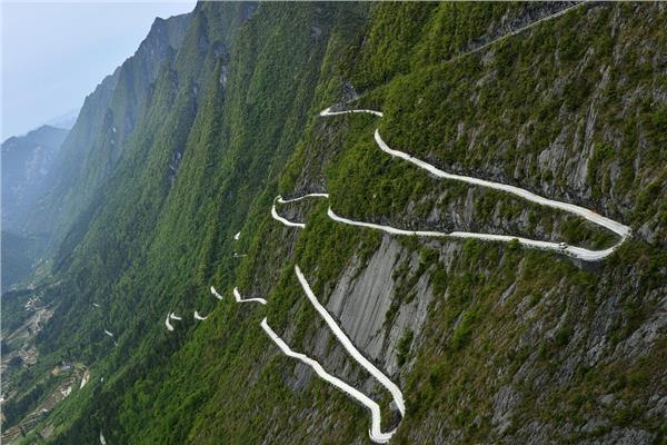 «طريق السماء».. معجزة مخبأة بين أحضان الطبيعة بالصين