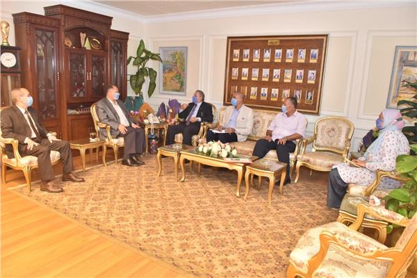 محافظ أسيوط يلتقي وفد إدارة صندوق مكتبات مصر