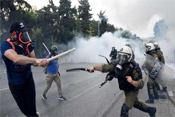 شرطة اليونان تطلق الغاز المسيل للدموع على مهاجرين