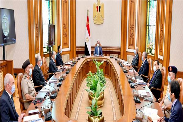  الرئيس عبد الفتاح السيسي خلال اجتماعه بمدبولي وإسماعيل و٣ وزراء