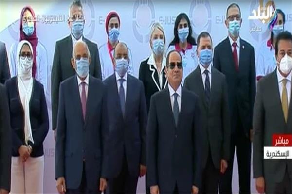 السيسي يلتقط صورة تذكارية مع الوزراء والمشاركين فى افتتاح الجامعة المصرية اليابانية