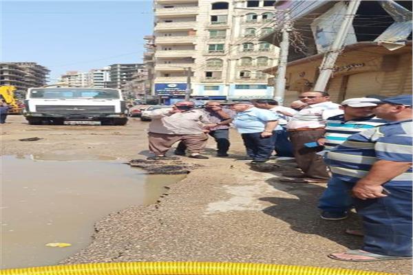محافظ المنوفية يتابع إصلاح خط مياه بشارع صبري أبو علم بحي غرب وأعمال تركيب البلدورات 