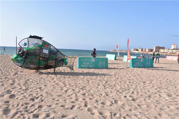 100 شاب وفتاة ينظفون شاطئ الأنفوشي من المخلفات البلاستيكية 
