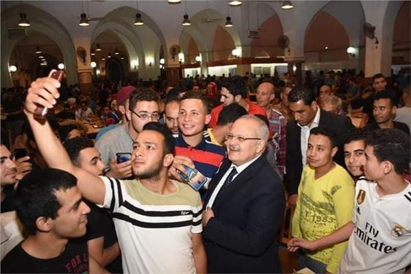 رئيس جامعة القاهرة مع الطلاب