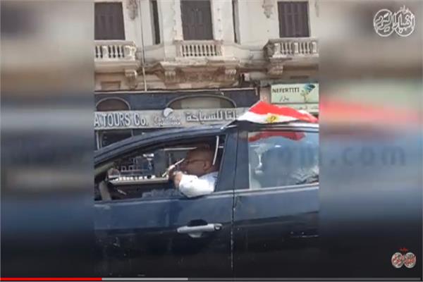 سيارات تجوب الشوارع بأعلام مصر 