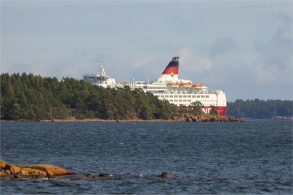انحراف عبارة تحمل 300 راكب ناحية الأرض قبالة السواحل الفنلندية