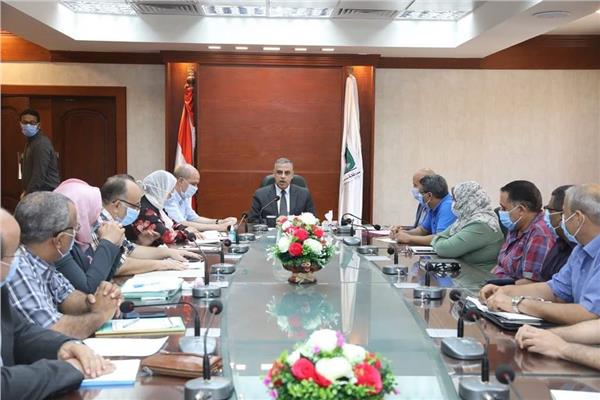 محافظ سوهاج يعقد اجتماعا مع وحدة التنفيذ المحلية لمشروعات برنامج تنمية صعيد مصر
