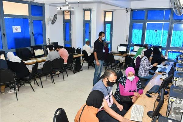 جامعة حلوان: ٦٦٨ طالب سجلوا رغباتهم في معامل التنسيق الإلكتروني خلال تنسيق المرحلة الثالثة