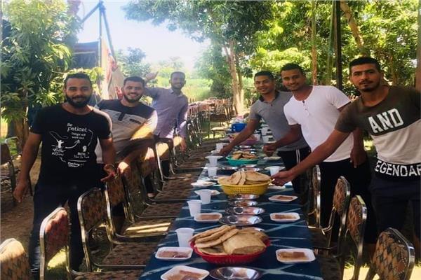  أقباط يشاركون تقديم الطعام في افتتاح مسجد بقنا 