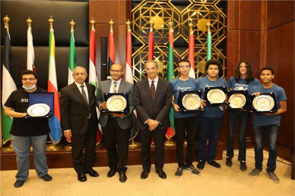 وزير الاتصالات يكرم الفائزين بـ 4 ميداليات دولية بالأولمبياد الدولي للمعلوماتية 