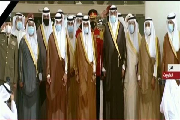  أمير الكويت يلتقط صورة تذكارية مع اعضاء مجلس الأمة