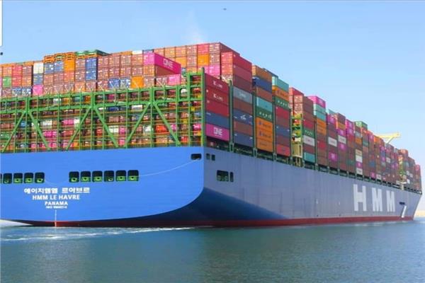 عبور أكبر سفينة حاويات في العالم قناة السويس