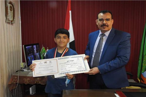 تكريم الطالب صاحب الميدالية الفضية في مسابقة الأولمبياد المصري