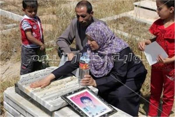 أسرة محمد الدرة عند قبره